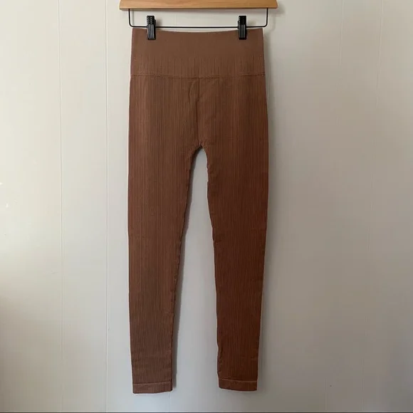 Avocado ribbed yoga leggings in light brown - Picture 2 of 6